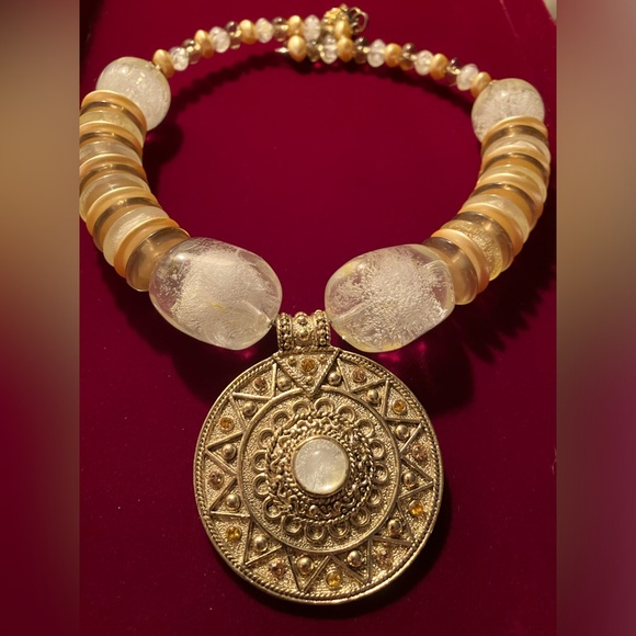 Amazing Necklace Intricate detail Magnetic Closure - Picture 1 of 3